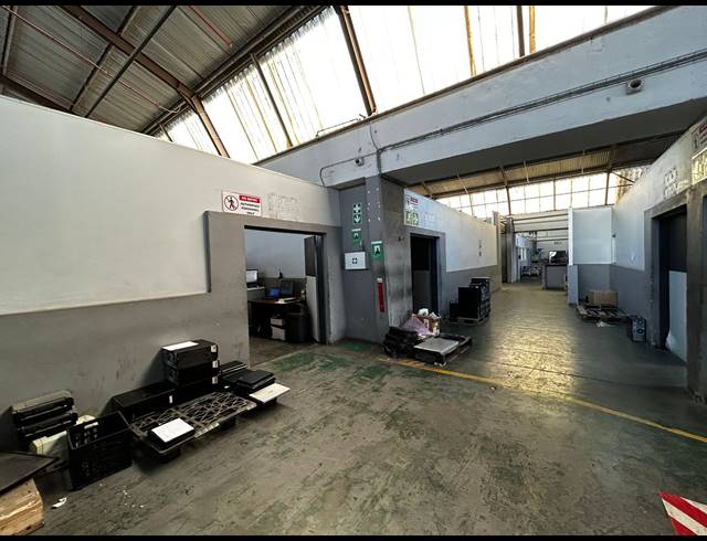 1,985M² WAREHOUSE TO LET IN KEW